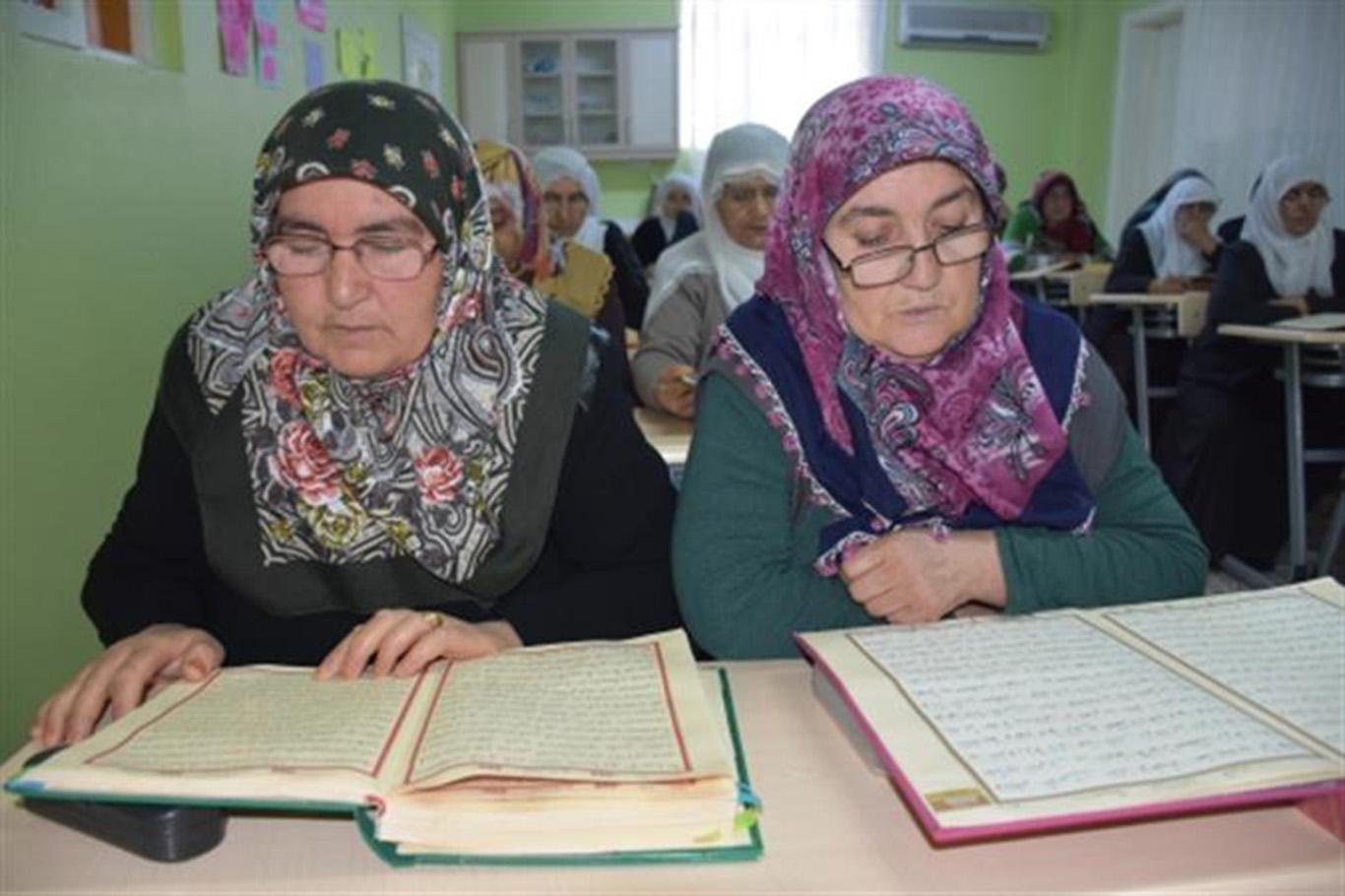 Yaşlı kadınların Kur'an'ı öğrenme azmi imrendiriyor